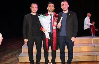 İkiz doktorların kardeşi de doktor oldu