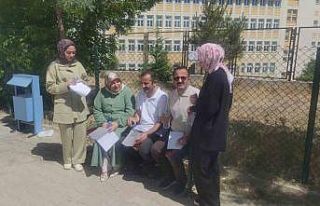 İkiz kardeşler kızlarıyla birlikte YKS’ye girdi