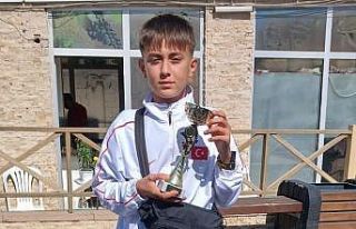 İlk kez giydiği milli formayla 5. oldu okulu tarafından...