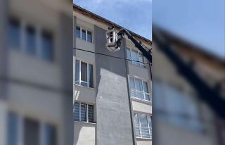 İpe takılarak mahsur kalan kuş, itfaiye ekiplerince...