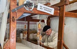 İpleri elleriyle sanata dönüştüren dokumacı,...