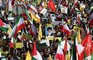 İran’da yüzbinler sokaklara döküldü