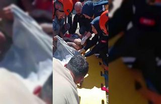 İş makinesi elektrik tellerine temas etti, 1 işçi...