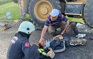 İş makinesi yemek molasındaki işçilerin arasına...