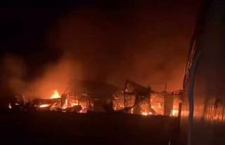 İşçilerin kaldığı konteynerler alevlere teslim...