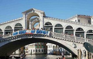 İtalya’da Bezos düğününe protesto: "Gezegen...