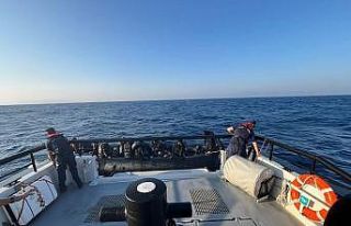 İzmir açıklarında sürüklenen bottaki 41 göçmen...