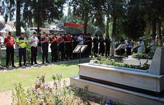 Jandarma, şehitleri kabri başında andı