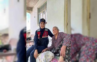 Jandarma yaşlı çınarları unutmadı