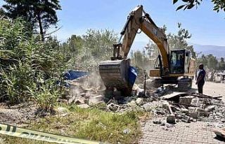 Kaçak yapı yıkımında gerginlik: 1 yaralı, 2...