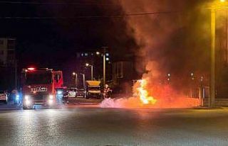 Kahramanmaraş’ta yanan otomobil hurdaya döndü