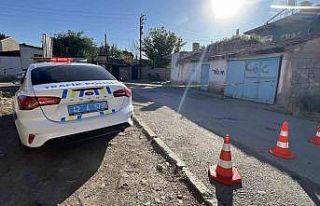 Kaldırımdan uzanan ahşap plakaya takılan motosiklet...