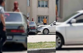 Kalp krizi geçiren sürücü zincirleme kazaya neden...