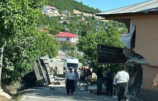 Kamyon eve çarpıp devrildi sürücü hayatını...