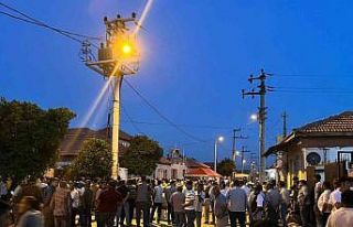 Kamyonet ile motosiklet çarpıştı: 1 ölü, 2 yaralı