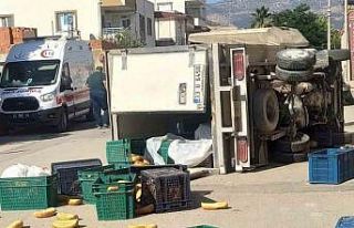 Kamyonetler çarpıştı, sürücülerden biri yaralandı