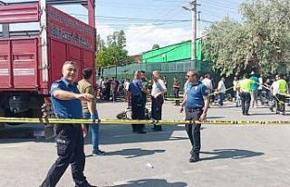 Kamyonla çarpışan motosiklet sürücüsü hayatını...