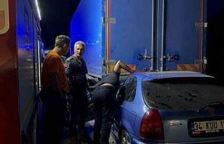 Kamyonun altına giren otomobilde can pazarı: 1 ölü,...