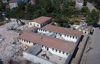 Kapanan cezaevinde yıkım başladı