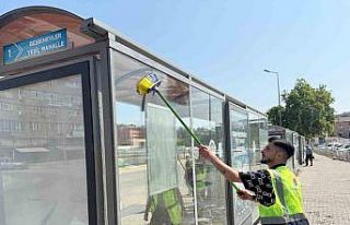 Karabük’te duraklardaki afişler temizlendi