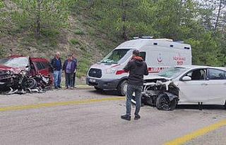 Karabük’te iki otomobil kafa kafaya çarpıştı:...