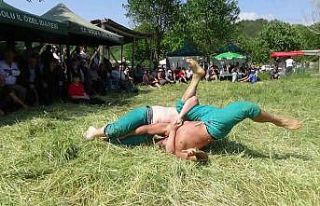 Karakucak Güreşleri renkli görüntülere sahne...