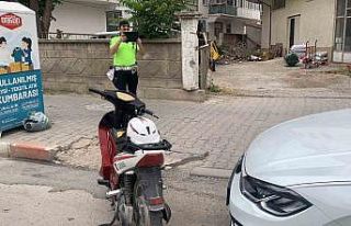 Karaman’da elektrikli bisiklet park halindeki otomobile...