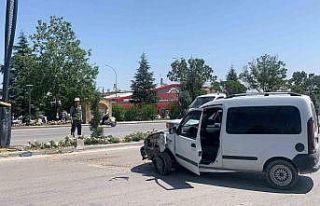 Karaman’da hafif ticari araç aydınlatma direğine...