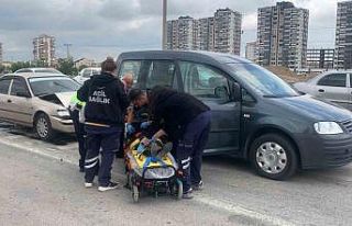 Karaman’da ışıkta bekleyen hafif ticari araca...