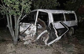 Karaman’da minibüs bahçeye uçtu: 1 yaralı