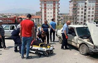 Karaman’da otomobillerin çarpıştığı kaza kamerada:...