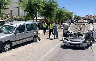 Karaman’da park halindeki araca çarpan otomobil...