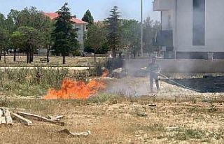 Karaman’da tutuşan inşaat atıkları büyümeden...