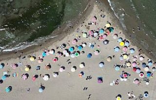 Karasu Sahili tatilcilerle doldu taştı