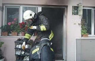 Kardeşinin evi yanan yaşlı kadını, itfaiye eri...