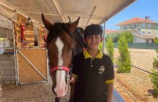 Karnesini almaya okula atıyla geldi, gören gözlerine...