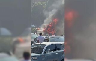 Kartal’da otomobil alev alev yandı