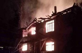 Kastamonu’da iki katlı ahşap ev, çıkan yangında...