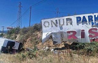 Kastamonu’da reklam tabelasına çarpan minibüs...