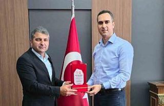 Kaymakam Artar, plaket ile uğurlandı