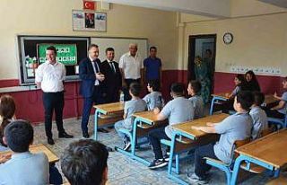 Kaymakam Odabaş öğrencilerin karne sevincine ortak...