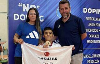 Kayserili bedensel engelli haltercilerden iki altın...