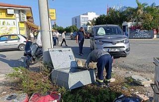 Kaza yapan araçlar elektrik panosu devirdi