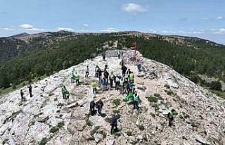 Kazdağları zirvesinde çevre temizliği