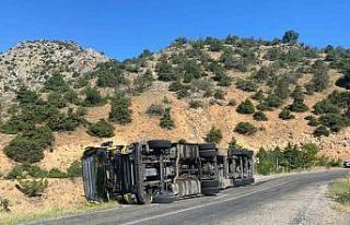 Kemaliye’de tır devrildi