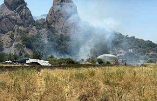 Kemer’de çalılık alanda yangın