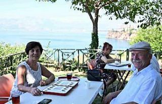 Kıdemli kent sakinleri mangalada kapıştı