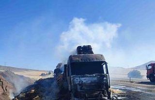 Kırıkkale’de saman balyası yüklü tır yandı