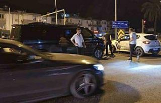 Kırmızı ışık ihlali yapan tur minibüsü otomobile...