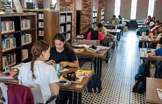 Kitaphane’de sınav yoğunluğu